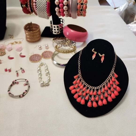 Large lot of pink mixed costume jewelry - Picture 6 of 8